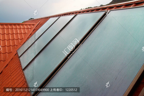太陽(yáng)能電池板（geliosystem）在房頂上。