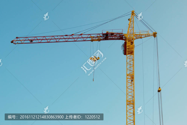 建筑起重機(jī)與施工。