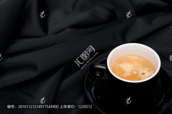 黑色布料的咖啡杯