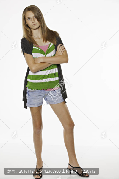 站在白色的少女