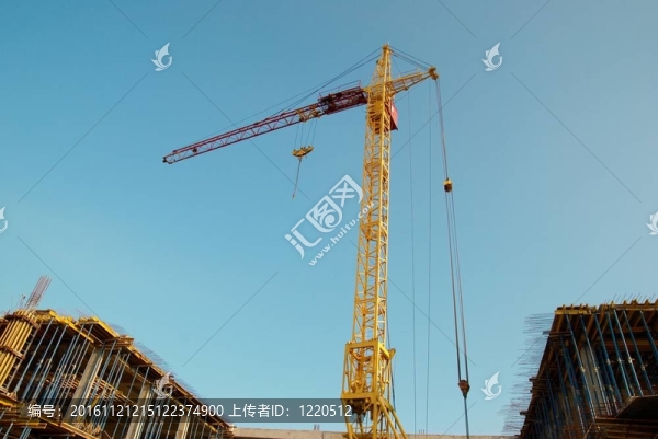建筑起重機與施工。