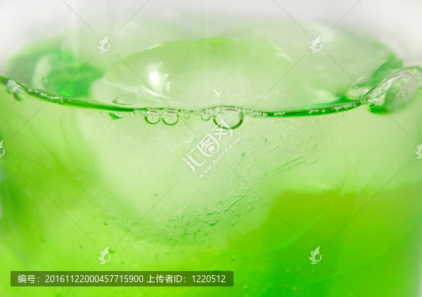 綠色雞尾酒與冰塊