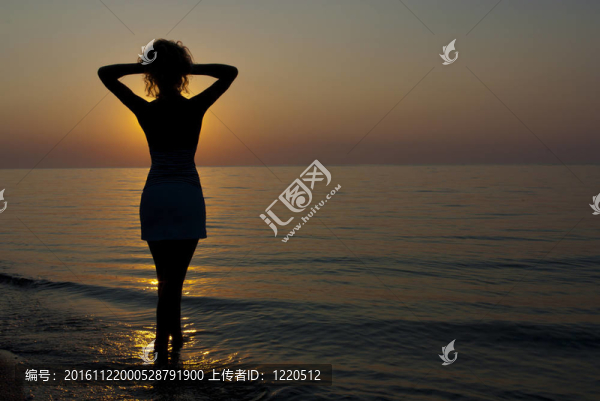 年輕女性的siluette