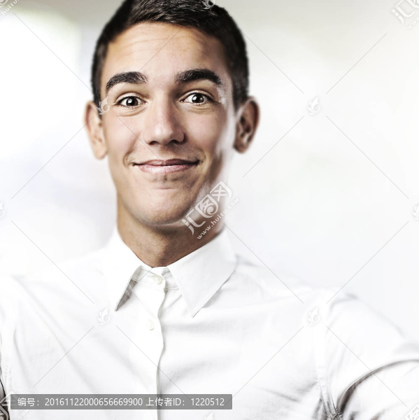 年輕人微笑