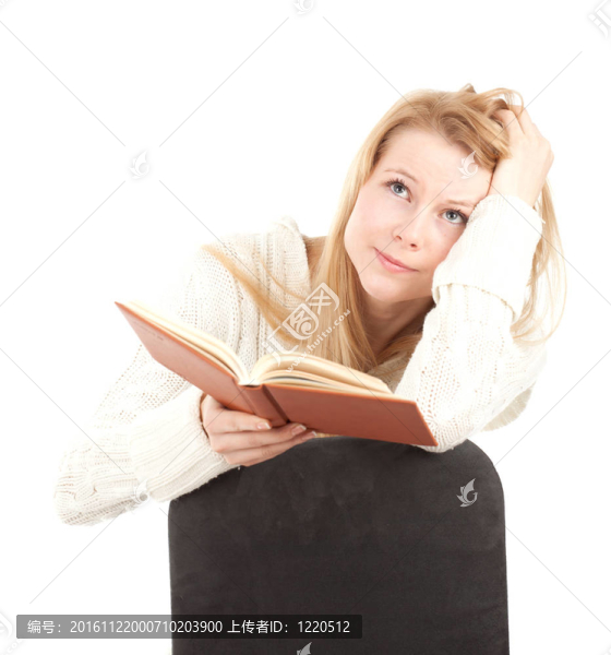 體貼的年輕金發(fā)女人與棕色書