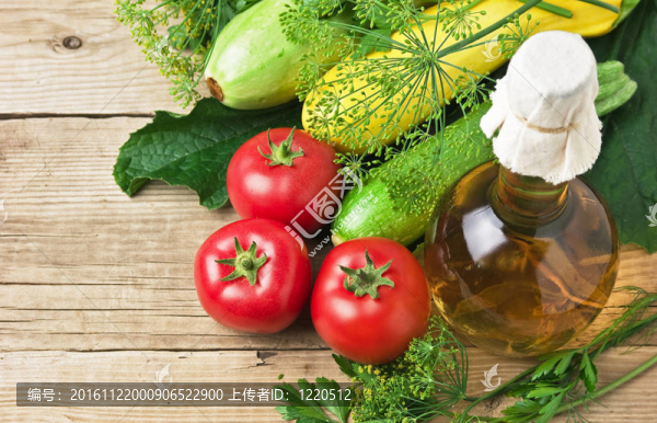 蔬菜和瓶裝油；木制桌子上的靜物