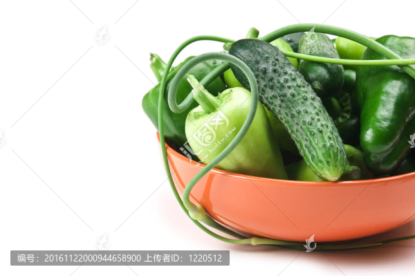 青椒；黃瓜和大蒜在碗里