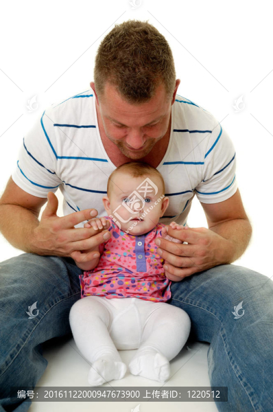 微笑的父親和嬰兒