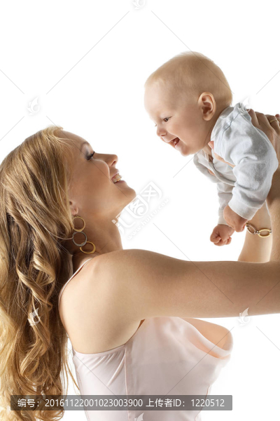 美麗的年輕母親手上帶著微笑的嬰兒