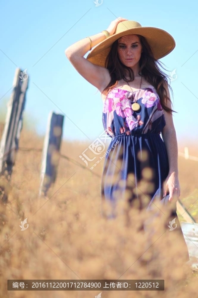 夏日里一個(gè)美麗的女人