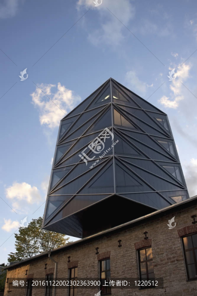 現(xiàn)代建筑與老房子