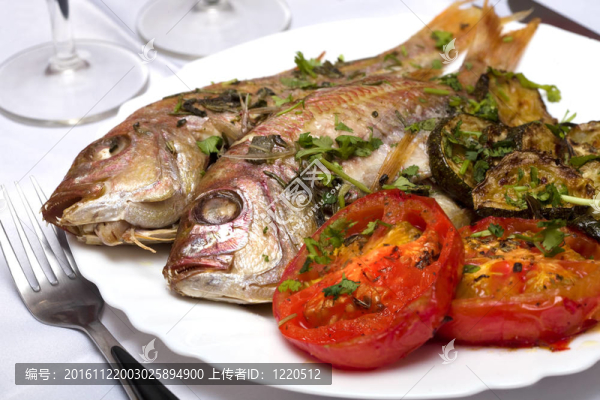 兩道烤魚(yú)配蔬菜和香草