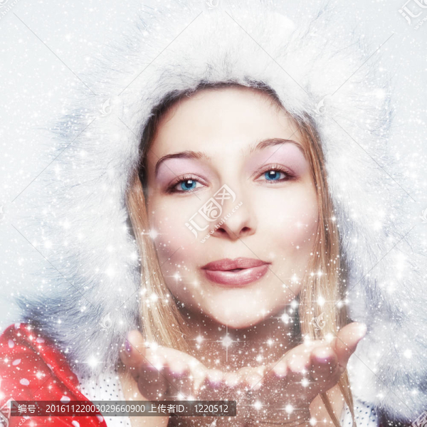 快樂(lè)的冬天吹雪的女人