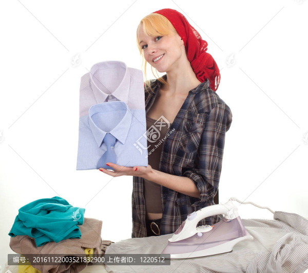 紅頭巾的年輕女人做家務(wù)熨衣服的快樂；