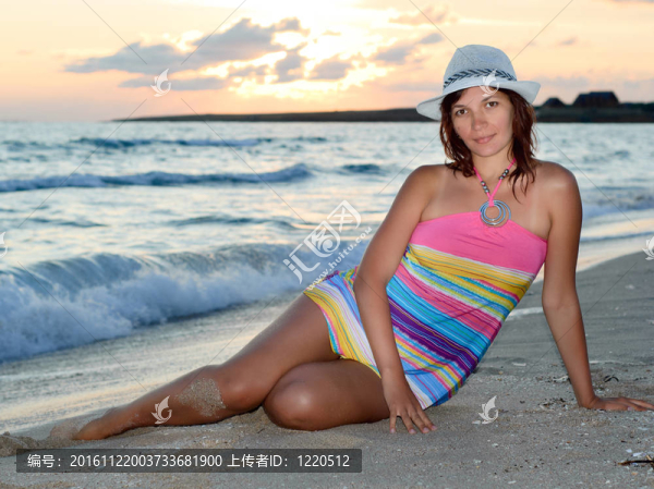 穿著五顏六色的連衣裙和海灘上帽子的婦女