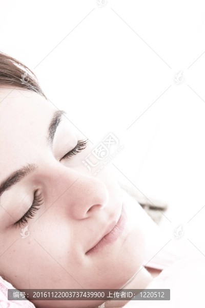 美麗的年輕女人睡覺。