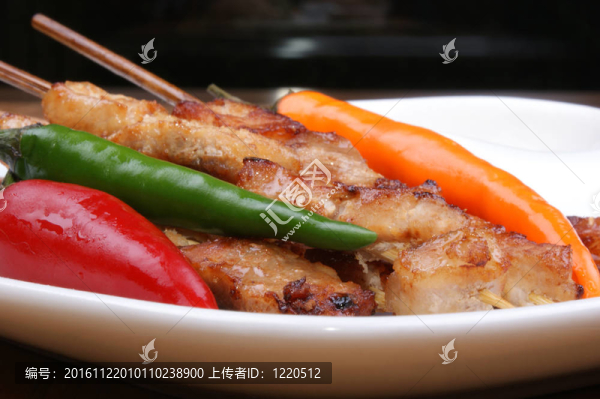 烤串與黨在一個(gè)白色的盤子辣椒