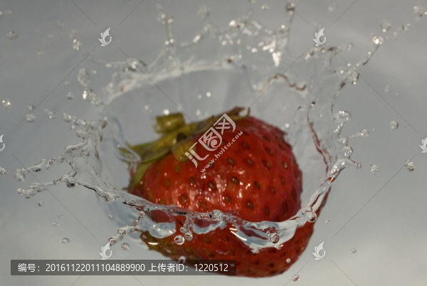 草莓在水