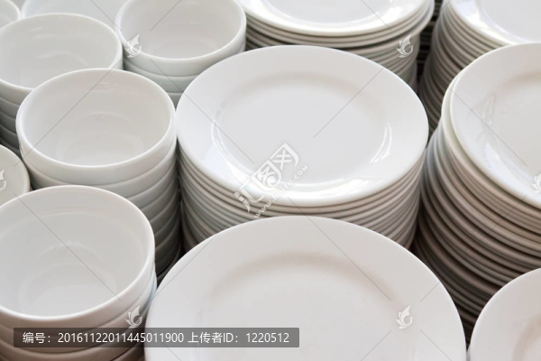 許多板堆放在一起