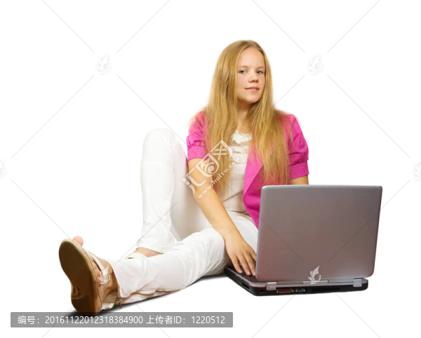 女孩坐在筆記本電腦