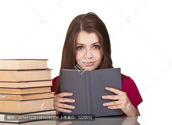 十幾歲的女孩與大量的書籍周圍；孤立的白色