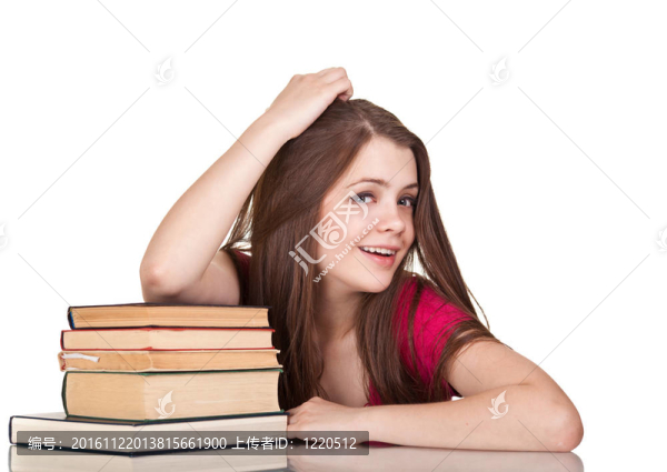十幾歲的女孩與大量的書籍；孤立的白色