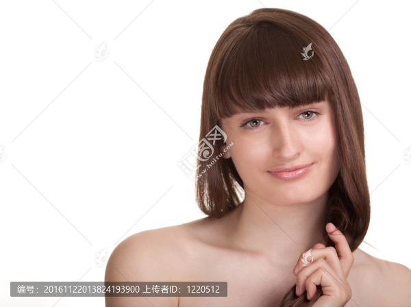 有著白色背景的漂亮頭發(fā)的年輕女子