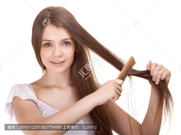 一個(gè)美麗的青年少女與梳子孤立肖像