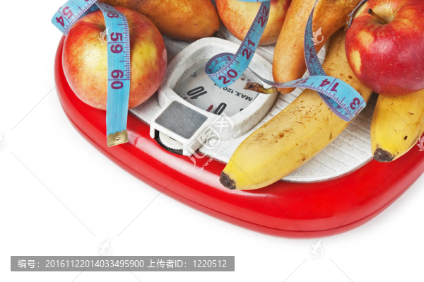 地板上的水果