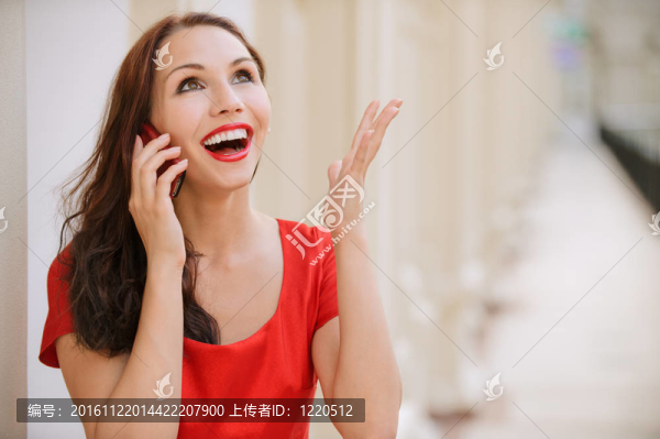 年輕女子通過手機說話