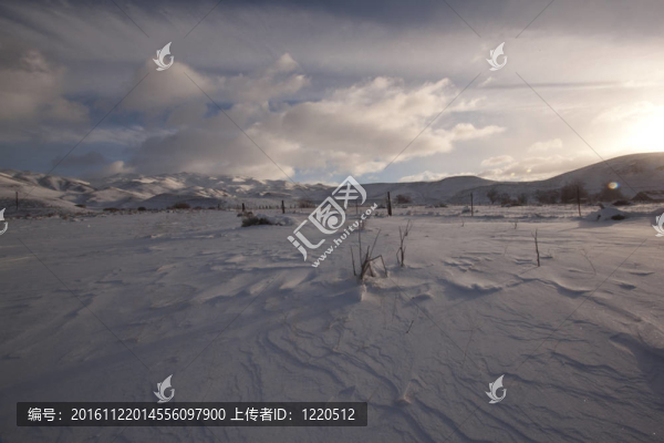 一個(gè)下雪的冬天早晨平原-鄉(xiāng)村雪戶外場(chǎng)景凍結(jié)