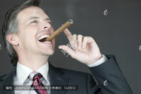 商人用雪茄慶祝；側(cè)面看