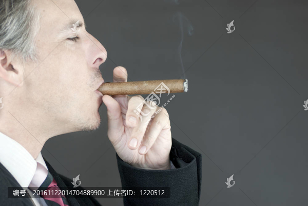 商人抽雪茄；側(cè)面觀