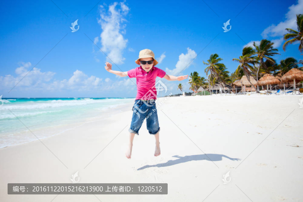 快樂的男孩在海灘上跳