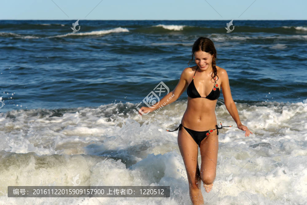 海灘上的年輕女人