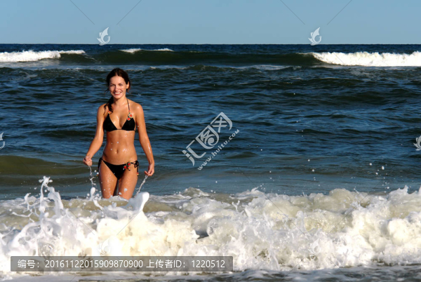 海灘上的年輕女人