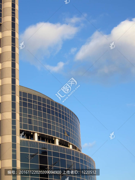 玻璃反射辦公建筑；施工
