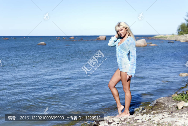 女孩在海灘上享受夏天-匯圖網(wǎng) www.fosd68.com 女孩在海灘上享受夏天