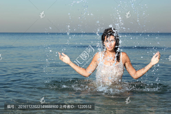 在海灘上放松的女人