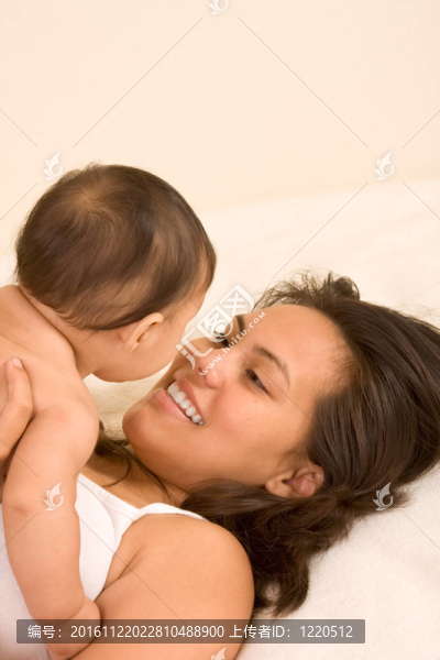 母親和她的兒子兒子玩