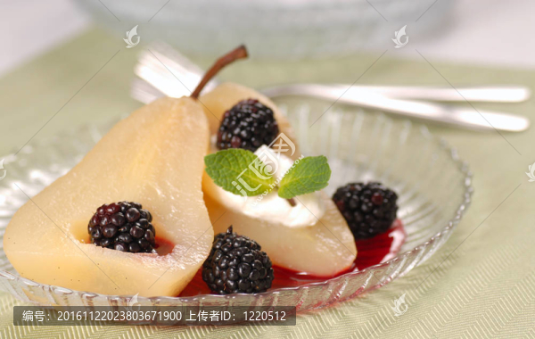 白葡萄酒煮梨和黑莓醬