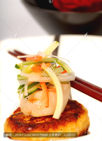 蟹餅和蔬菜開胃扇貝