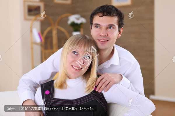 年輕夫婦在家里
