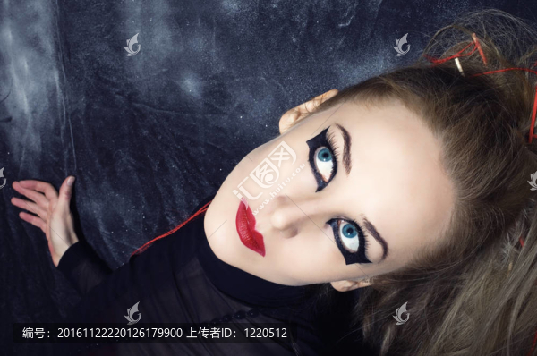 具有明亮的哥特式化妝的女人