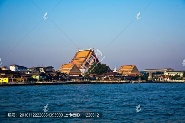 在曼谷河湄南湄南河南岸寺