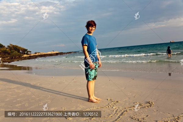 年輕的紅發(fā)男孩正在享受美麗的海灘