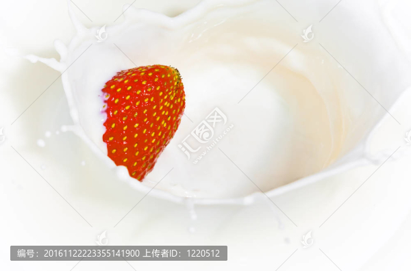 牛奶中的草莓