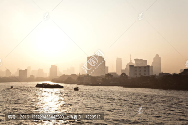 曼谷城景與金色的陽光河