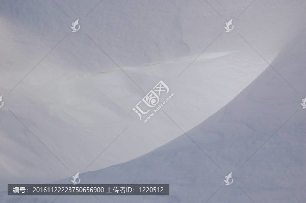新鮮的雪背景閃耀著柔和的光