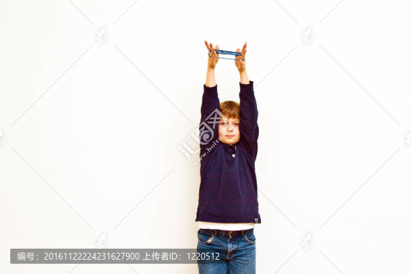 男孩是在現(xiàn)代藝術(shù)博物館的一個(gè)樂隊(duì)的演奏handgame；他喜歡它